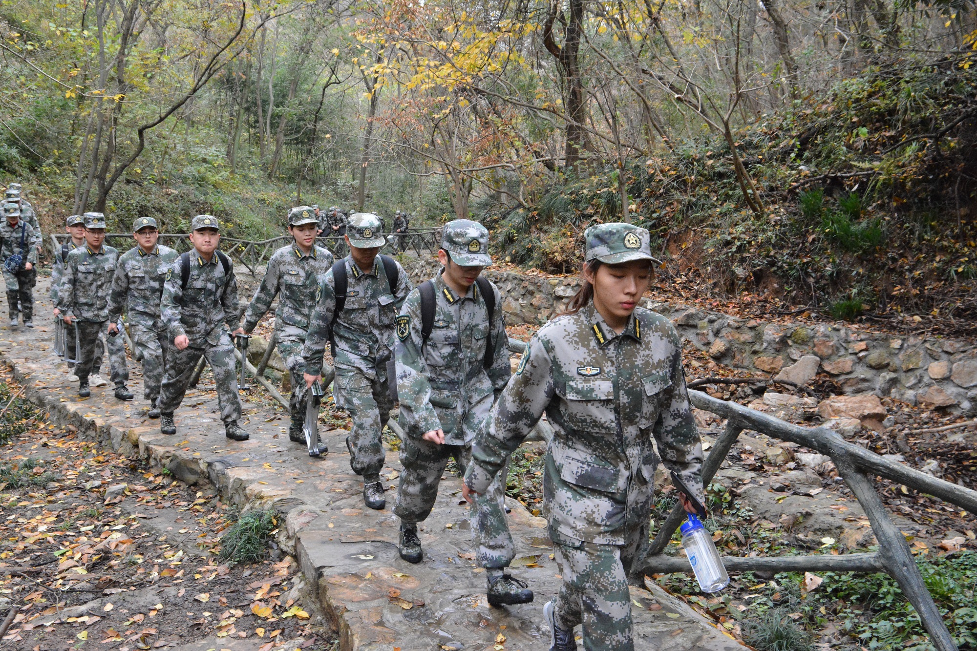 大学生国防教育协会参加冬季野外拉练